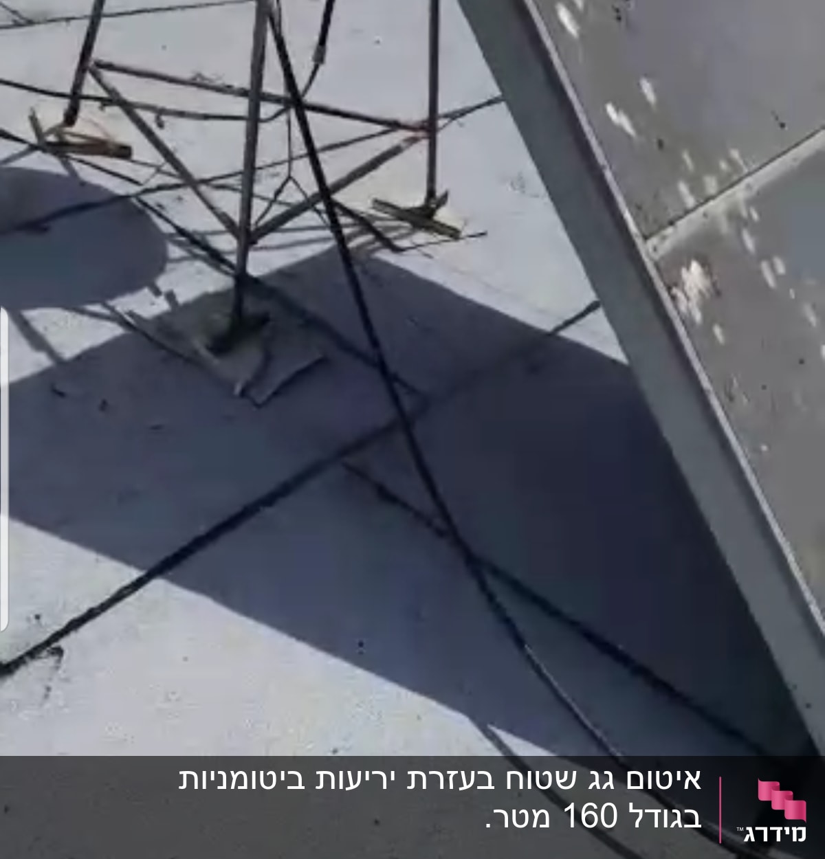 פאנל סולארי על גג עם חוטים חשופים